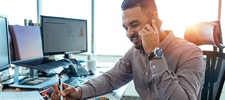 Mężczyzna rozmawiający o koncie biznesowym przez telefon